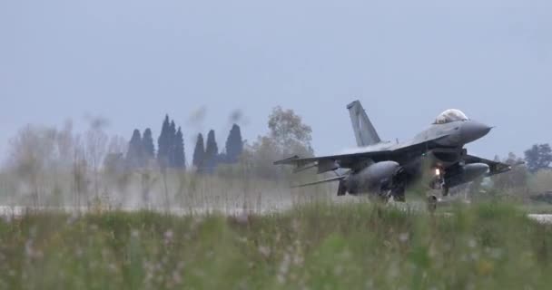 Πολεμικό Μαχητικό Τζετ Ειδικευμένο Προσγείωση Βροχερές Συνθήκες Δημιουργώντας Αξιοσημείωτες Πιτσιλιές — Αρχείο Βίντεο