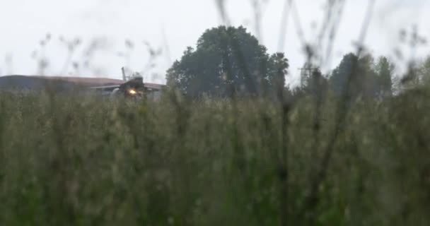 Gevechtsstraaljager Landt Vakkundig Regen Gedeeltelijk Verborgen Door Hoog Gras Militaire — Stockvideo