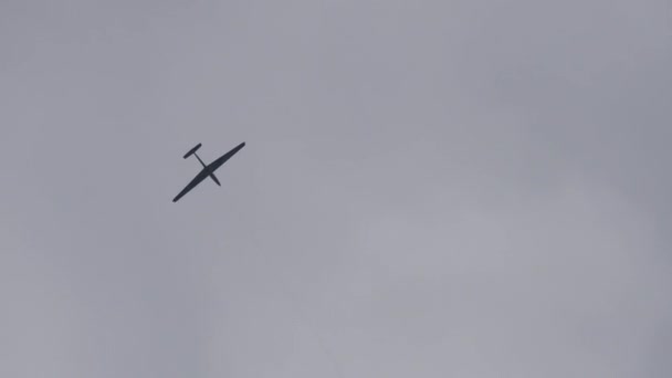 クラウディースカイの飛行機でグライダー 下からの眺めです 高品質の4K映像 — ストック動画
