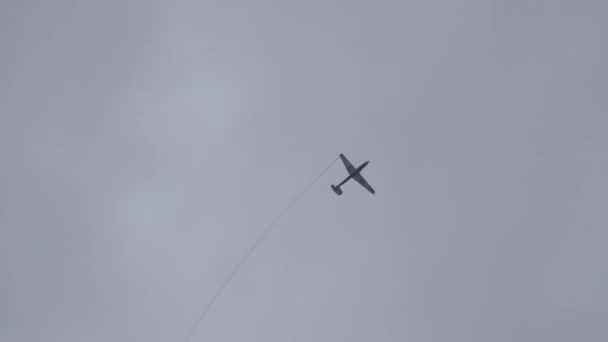 Glider Executando Uma Volta Perfeita Céu Nublado Planador Está Equipado — Vídeo de Stock