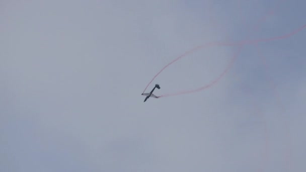 Glider Efectuând Serie Rulouri Rapide Într Cer Tulbure Planorul Este — Videoclip de stoc
