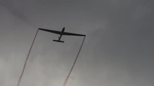 Planör Dramatik Gri Gökyüzündeki Dönüşler Gibi Imkansız Görünen Bir Helikopter — Stok video