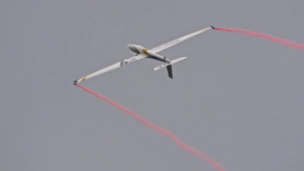 滑翔机表演一个戏剧性的低速传球高速 滑翔机进行半滚动 然后半圈向下 然后水平下降 高速向相机飞去 — 图库视频影像