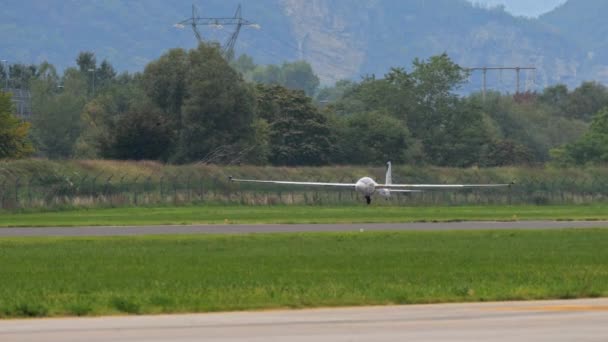 ワンホイールでスムーズにグライダーランド パイロットは素晴らしいスキルと精度を示しています 高品質の4K映像 — ストック動画