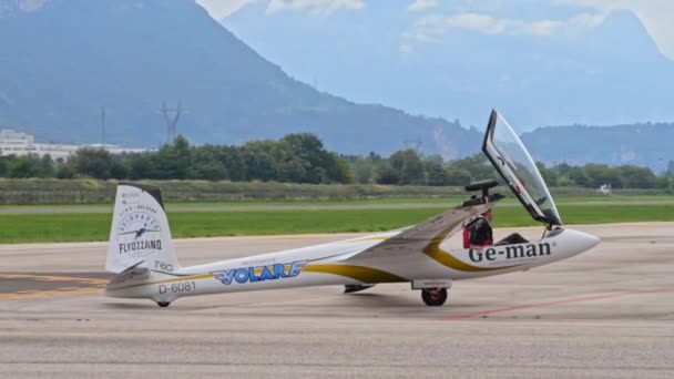 Vice Världsmästare Flygteknik Luca Bertossio Kliver Sin Segelflygplan Efter Landning — Stockvideo