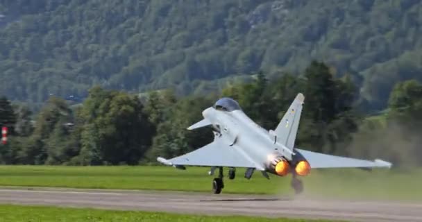 Fighter Jet Взлетает Взлетно Посадочной Полосы Узкой Альпийской Долине Зеленым — стоковое видео
