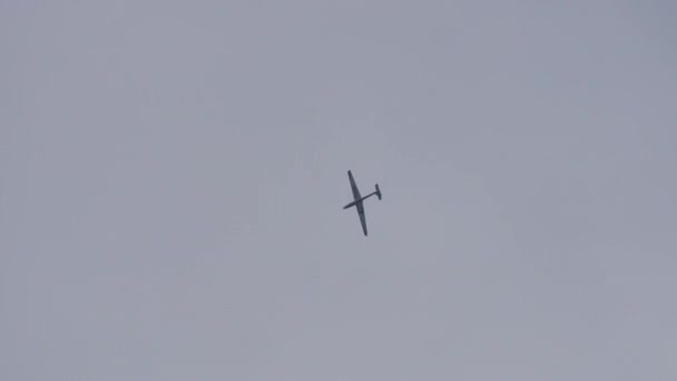 在灰蒙蒙的天空中 飞机拖曳后的滑翔机释放出来 从下面看 — 图库视频影像