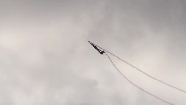 Espectáculo Bombeo Adrenalina Como Planeador Realiza Una Serie Rollos Rápidos — Vídeo de stock