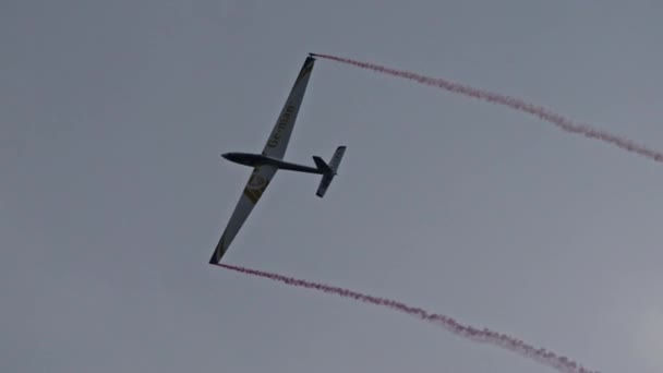 高速グライダーのクローズアップは悪天候を引き起こし その翼先から魅力的な煙のトレイルを生み出します フライトの強度に関するユニークな視点 — ストック動画