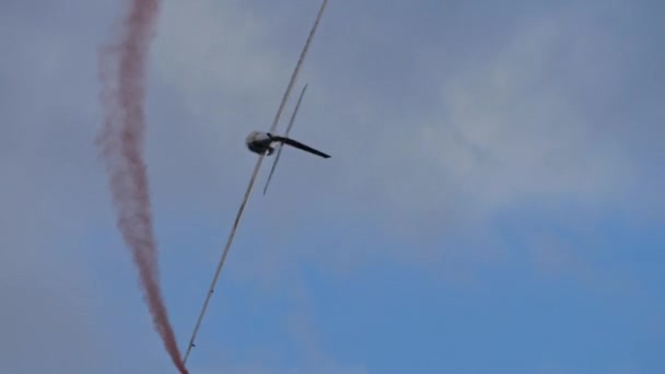 ウィングチップの煙で強調された4ポイントロールを実行するグライダーのクローズアップビュー 精度とスキルの概念 — ストック動画