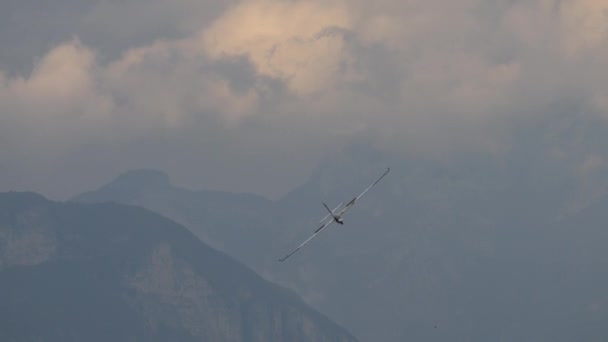 ランディングのための低レベルグライダーターン 山の背景 空中演習におけるエレガンスの概念 — ストック動画
