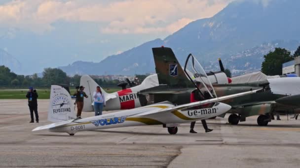 作为著名飞行员的冠军时刻Luca Bertossio把他的杂技滑翔机停在一架历史性战斗机旁边 俯冲下来亲亲鼻子 航空激情的概念 — 图库视频影像