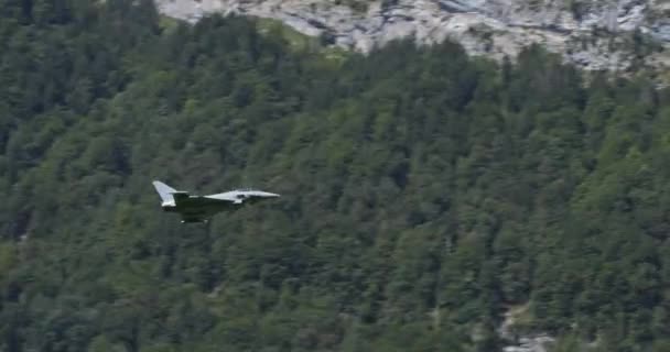 德国空军空军的欧洲战斗机台风战斗机喷气式战斗机以低空飞行和高速飞越高山谷地 喷气式飞机通过掠过山坡来模拟空战演习 — 图库视频影像