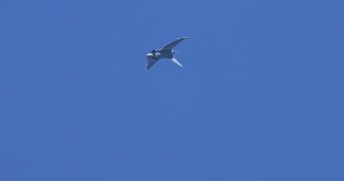 Savaş jeti, artçı yakıcılarla dikey tırmanarak bir dağ yamacının kaymağını yiyor. Savaşçı jeti güçlü itme hızı ve çevikliğini vurgulayarak çarpıcı bir görsel etki yaratır. Yoğunluğu yakalamak