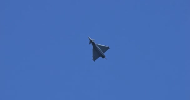 Moderno Jet Combattimento Nato Vola Attraverso Cieli Blu Potente Simbolo — Video Stock