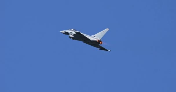 Eurofighter Typhoon Fuerza Aérea Alemana Vuelo Blue Sky Con Afterburner — Vídeo de stock