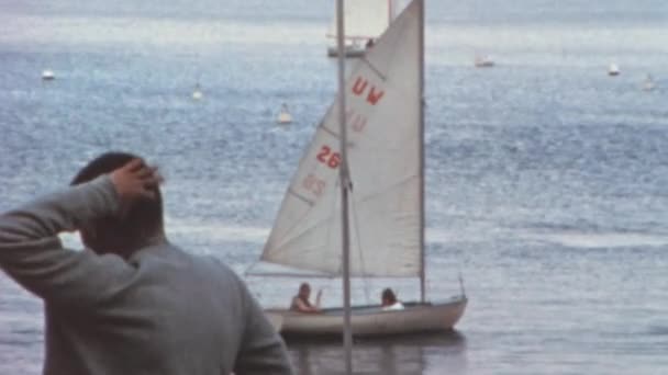 1960年代 ウィスコンシン州マディソンでモナ湖に集まった人々の映像と 水を巡航する帆船 ドキュメンタリー ニュース ソーシャルメディアに最適 — ストック動画