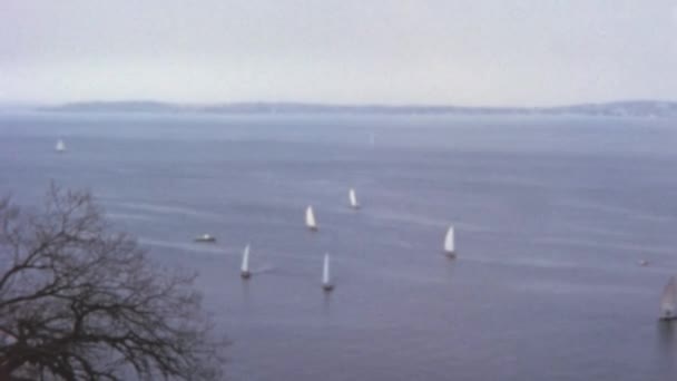 1960年代のマディソン レイクスは晴れた夏の日に巡航するボートを航行した ウィスコンシン州メンドタ湖とモノナ湖のヴィンテージレトロ映像 — ストック動画