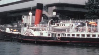 Paddle Steamer, 1960 'larda Londra Arşivi Thames Nehri' ndeki Buharlı Gemiler Teknesi. Yüksek kalite 4K görüntü. Belgeseller, tarihi filmler ve daha fazlası için mükemmel..