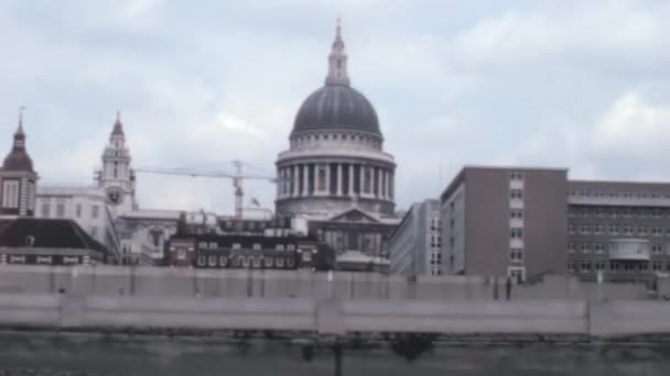 圣保罗大教堂 英国圣公会 伦敦多姆教堂 1960年代从泰晤士河上的帆船上拍摄的英国历史片段 — 图库视频影像