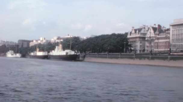Loď Plující Řece Temži Londýně Osobní Loď Zakotvena Retro Záběry — Stock video