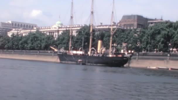 ロンドンテムズのボートセイル セントポール大聖堂とその他のモニュメントの背景 1960年代のアーカイブ映像 — ストック動画