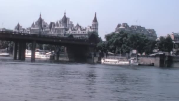 1960年代のロンドンの首都イギリスのレトロなヴィンテージの古い映像60年代の晴れた日に運河を巡航するボートから — ストック動画