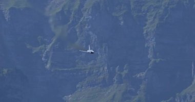 NATO Savaş Jeti Yüksek Hızda Dar Vadi 'de art brülör gücüyle uçuyor. Alman Hava Kuvvetleri Hava Kuvvetleri 'nden Eurofighter Typhoon Bulutsuz Mavi Gökyüzünde Güneşli Bir Gün' de