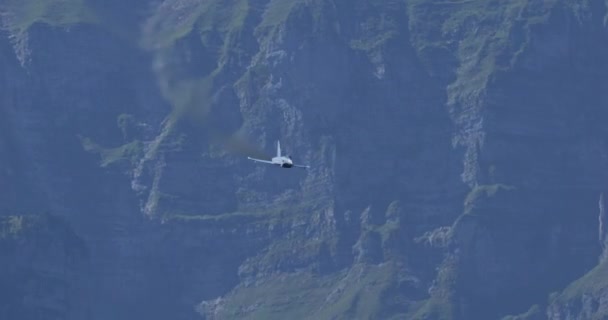 北约战斗机喷气式高速飞越狭窄的山谷与后燃烧器功率 德国空军的欧洲战斗机台风在阳光灿烂的蓝天中无云飞行 — 图库视频影像