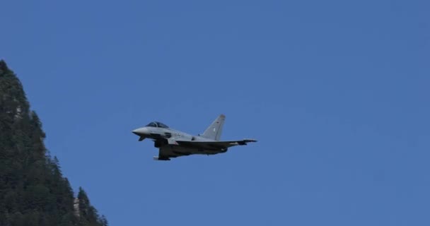 Nato Fighter Jet Realiza Escalada Empinada Peligrosamente Cerca Ladera Montaña — Vídeos de Stock
