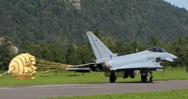 Moderní Stíhací Tryskáč Kutálí Dráze Padákem Stále Připojeným Přistání Eurofighter — Stock video