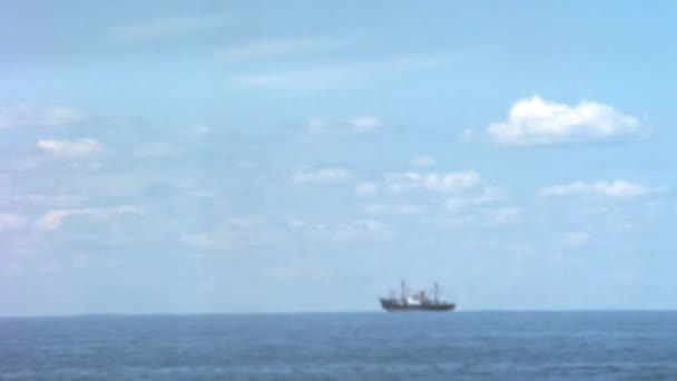 Hajókirándulás Kék Nyugodt Tavon Napsütésben Fehér Felhőkkel Kiváló Minőségű Fullhd — Stock videók