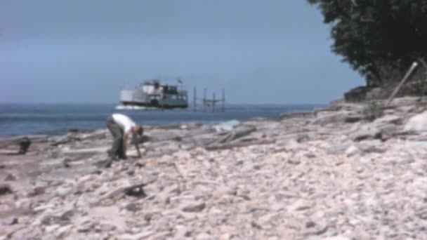 Homem Caucasiano Caminhando Rocky Beach Com Enorme Barco Vela Fundo — Vídeo de Stock