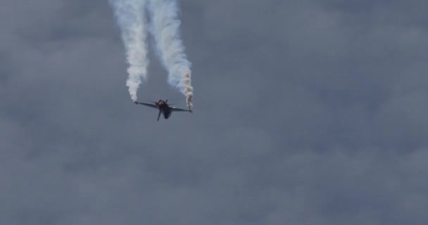 Epická Ohromující Silueta Západního Stíhacího Tryskáče Letícího Zamračené Obloze Kouřovými — Stock video