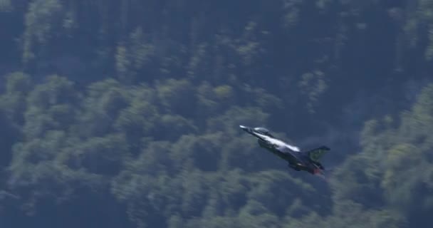 Pilot Wojskowy Nato Zademonstrował Swoje Niesamowite Umiejętności Możliwości Tym Ekscytującym — Wideo stockowe