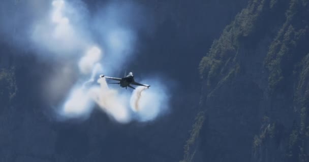 高性能の戦闘機ジェットは 狭い山の谷で戦闘演習をシミュレートし ユニークでスリリングな体験を生み出します 現代の軍事空軍の概念 感動と畏敬の感情 — ストック動画
