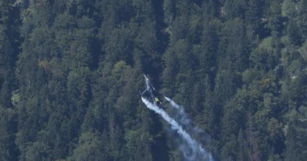 Fighter Jet Klimt Volle Kracht Buurt Van Berghelling Dan Spiraal — Stockvideo