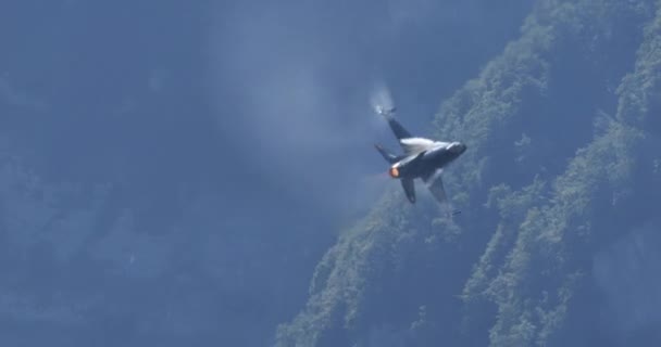 高性能戦闘機ジェットは 凝縮トレイルを備えた山の近くのアフターバーナーで高G加速ターンを実行し その信じられないほどの能力を実証します 現代の軍事空軍の概念 — ストック動画