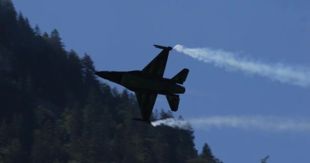 Natoの戦闘機は 山の近くで印象的な高出力戦闘演習を実行し ユニークでスリリングな設定で信じられないほどの能力を示しています ジェネラルダイナミクス ベルギー空軍ファルコンと戦う — ストック動画
