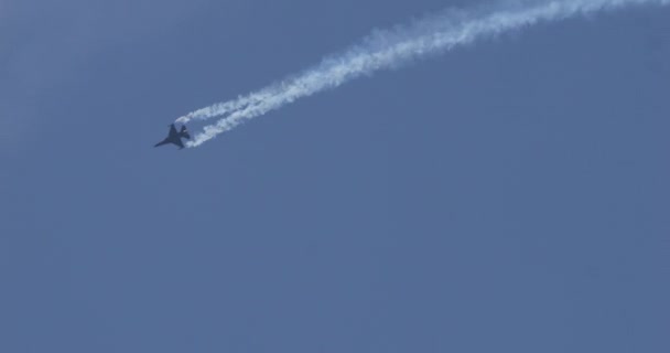 青空のNato戦闘機の劇的なシルエットは 印象的な軍事力を示しています ジェネラルダイナミクス ベルギー空軍コンポーネントファルコンと戦う — ストック動画