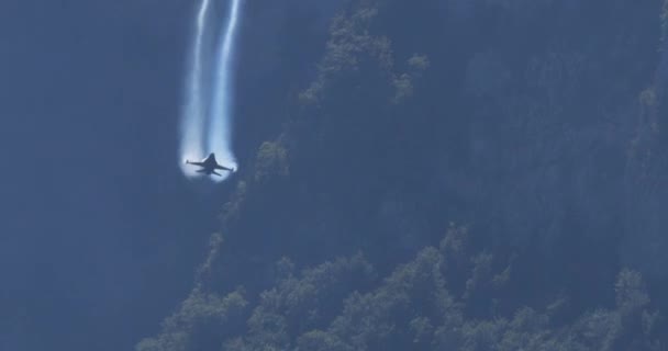戦闘機ジェットは 強い正と負の加速の間で交互に 狭い谷で高Gの演習を行っています ジェネラルダイナミクス ベルギー空軍コンポーネントファルコンと戦う — ストック動画