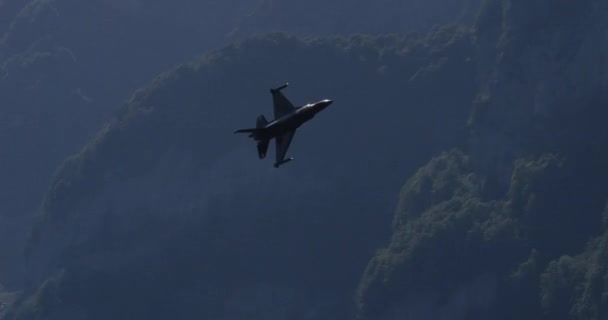 Fighter Jet Vole Grande Vitesse Fourmi Près Supersonique Dans Vallée — Video