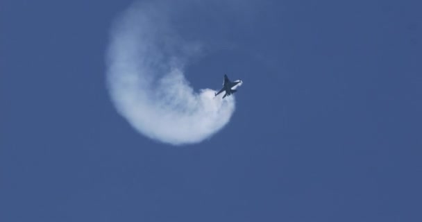 Savaş Uçağı Mavi Gökyüzüne Duman Halkaları Çekerken Yüksek Açılı Saldırı — Stok video