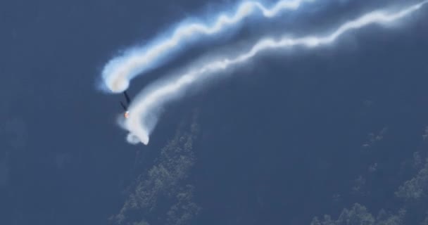 Kampfjets Führen Der Nähe Von Bergen Nahkampfmanöver Durch Und Demonstrieren — Stockvideo