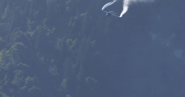 Avión Combate Vuela Alta Velocidad Través Del Impresionante Valle Alpino — Vídeo de stock