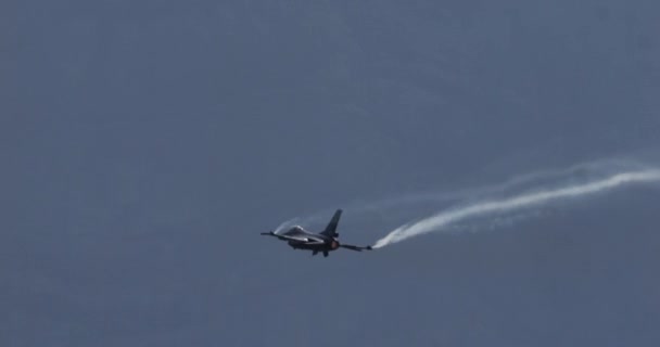 Fighter Jet Accelererar Vid Full Afterburner Makt Och Klättrar Brant — Stockvideo
