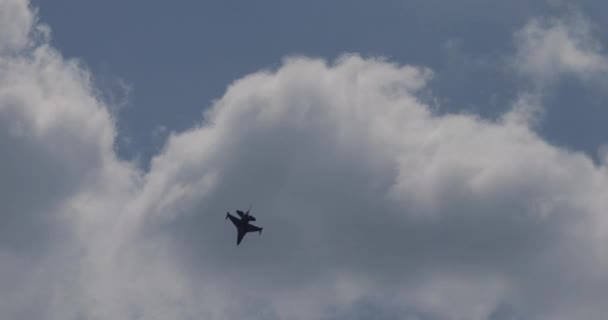 16战斗机在令人叹为观止的高山山谷中飞行 展示了令人难以置信的能力和令人惊叹的风景 比利时空军F 16战斗猎鹰的一般动态 — 图库视频影像