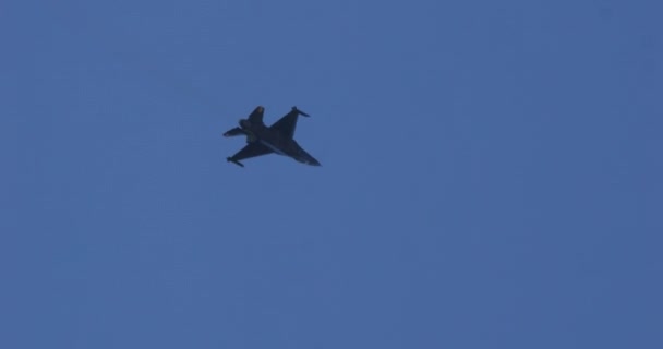 Nato Savaş Uçağı Mavi Gökyüzünde Ters Uçuş Gerçekleştiriyor Inanılmaz Bir — Stok video
