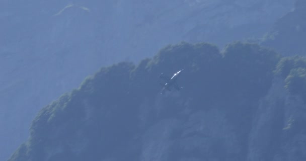 战斗机以高速爬上陡峭的山坡 冲破了可能达到的极限 比利时空军F 16战斗猎鹰的一般动态 — 图库视频影像