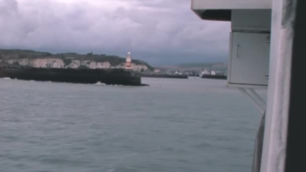 Ferry Entrant Dans Port Anglais Par Une Journée Nuageuse Avec — Video